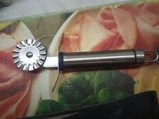 Нож кухонный Мультидом, Премьера, для пиццы и теста, нержавеющая сталь, 4 см, рукоятка сталь, навеска, 35.19 - фото 2 от пользователя