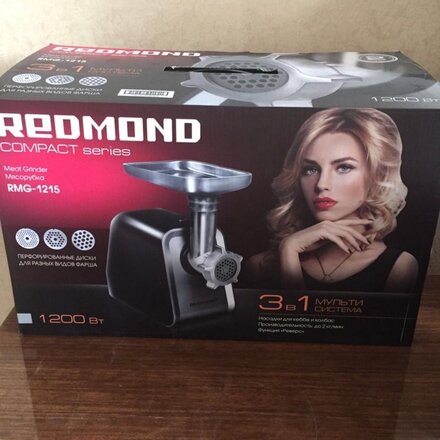 Мясорубка электрическая Redmond, RMG-1215, 1800 Вт, реверс, 2 кг/мин, пластик, 2 насадки, с отсеком для хранения насадок - фото 1 от пользователя