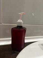 Диспенсер для жидкого мыла, Idea, Домино, полипропилен, 18х7 см, 390 мл, фуксия прозрачный, М 2236 - фото 1 от пользователя