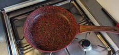 Сковорода алюминий, 28 см, антипригарное покрытие, Гурман, Granite Red, красная, ручка под дерево, ГМ2801 ГР - фото 1 от пользователя