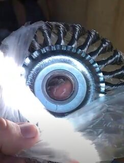 Щетка для УШМ Bartex, 175 мм, плоская, крученая проволока 0.5 мм, посадочный диаметр 22.2 мм - фото 1 от пользователя